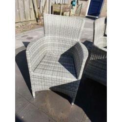 Tafel met 6 stoelen