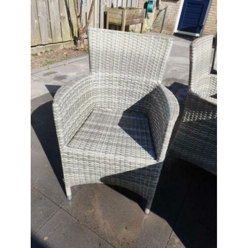 Tafel met 6 stoelen