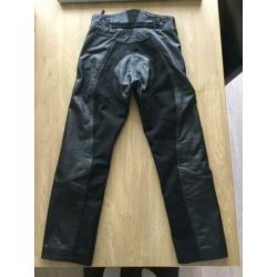 Zwarte motor broek, merk: richa