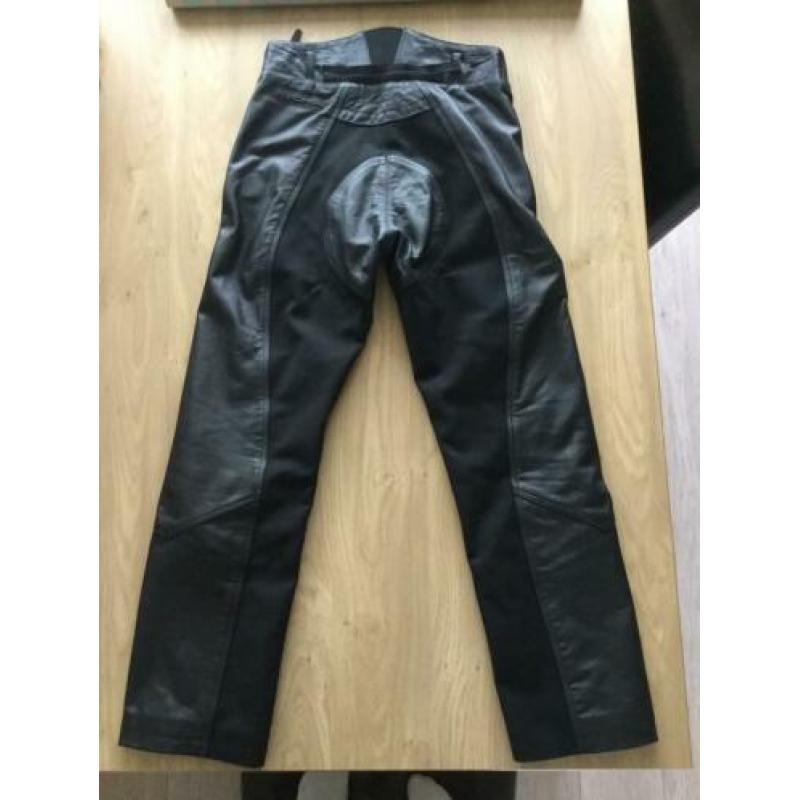 Zwarte motor broek, merk: richa