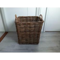 Mooie grote mand rotan /haardhoutmand