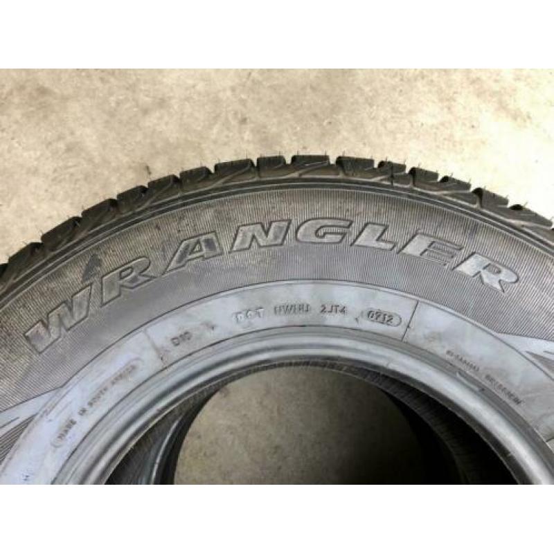 Nieuwe 255/70-15C banden 50 pst