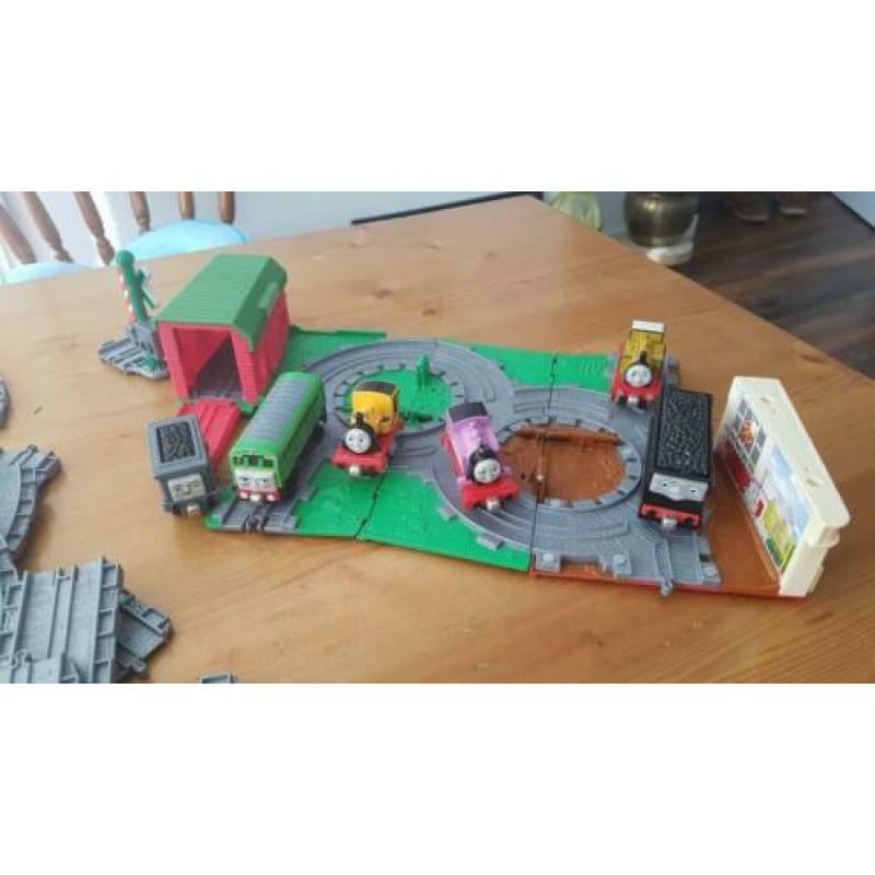 Thomas de Trein rails met 6 treintjes