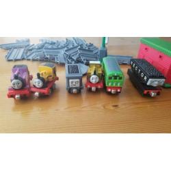Thomas de Trein rails met 6 treintjes