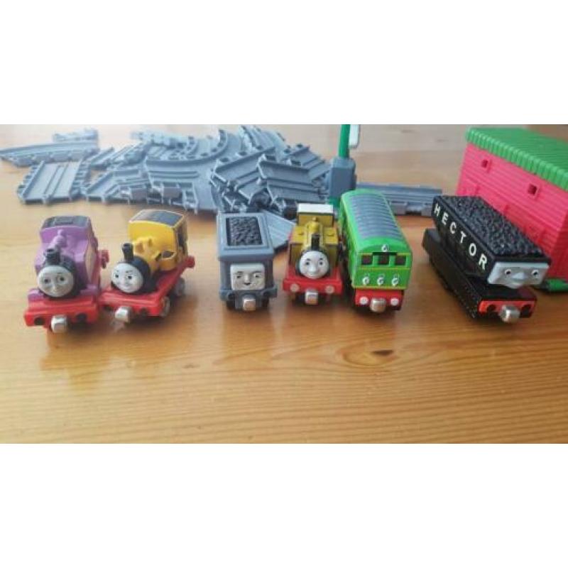 Thomas de Trein rails met 6 treintjes