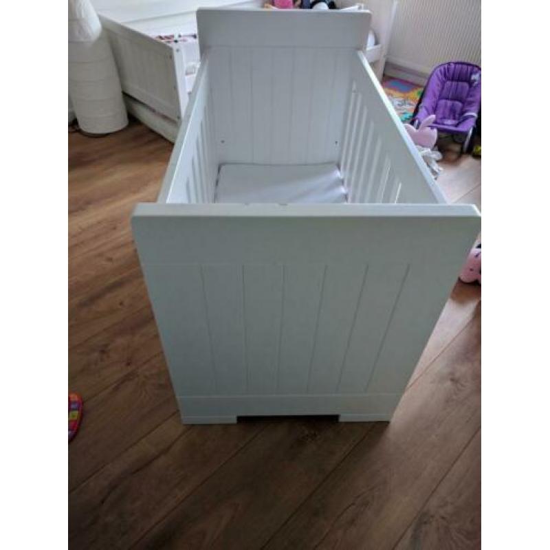 Kinderkamer: Commode, kast en ledikant