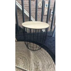 40 x 40 tafeltje bijzet tafel zwart frame houten blad mand