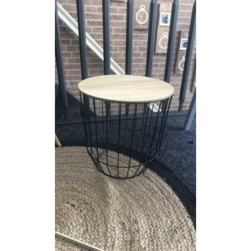 40 x 40 tafeltje bijzet tafel zwart frame houten blad mand