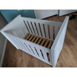 Kinderkamer: Commode, kast en ledikant