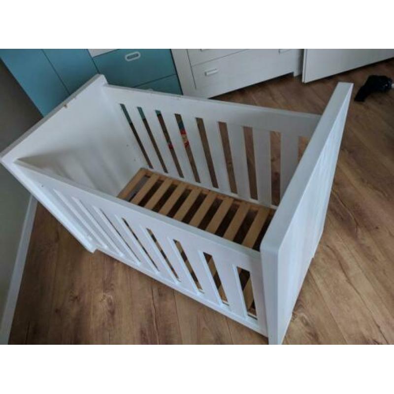 Kinderkamer: Commode, kast en ledikant