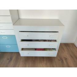 Kinderkamer: Commode, kast en ledikant