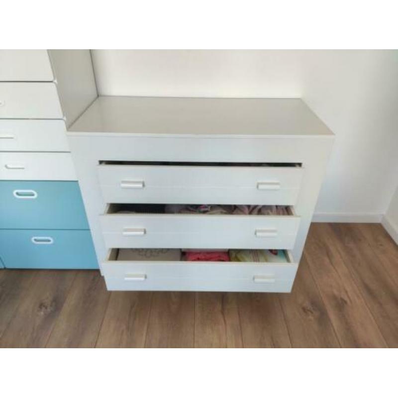 Kinderkamer: Commode, kast en ledikant