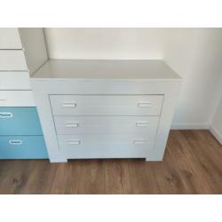 Kinderkamer: Commode, kast en ledikant