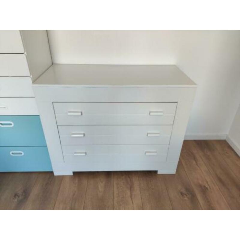 Kinderkamer: Commode, kast en ledikant