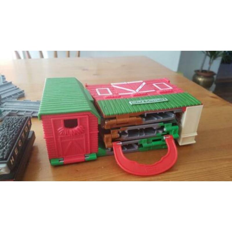 Thomas de Trein rails met 6 treintjes