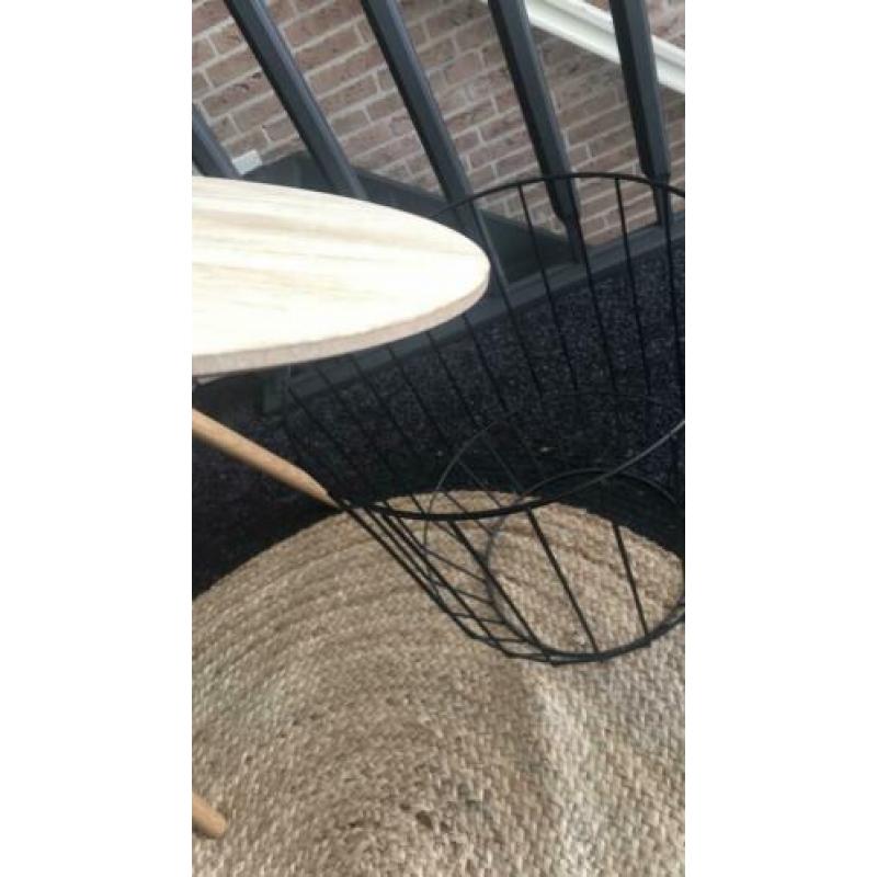 40 x 40 tafeltje bijzet tafel zwart frame houten blad mand