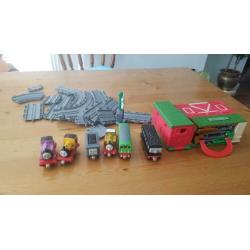 Thomas de Trein rails met 6 treintjes