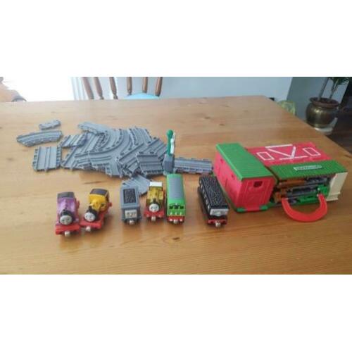 Thomas de Trein rails met 6 treintjes