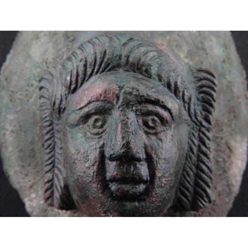 Roman bronze facial appliek