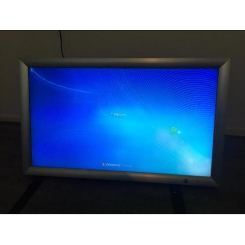Narrowcasting scherm met ingebouwde pc. 40 inch .rvs lijst