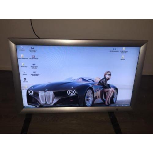 Narrowcasting scherm met ingebouwde pc. 40 inch .rvs lijst