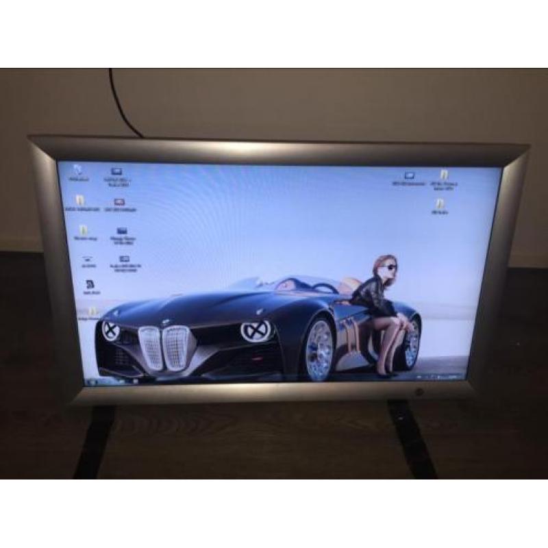 Narrowcasting scherm met ingebouwde pc. 40 inch .rvs lijst