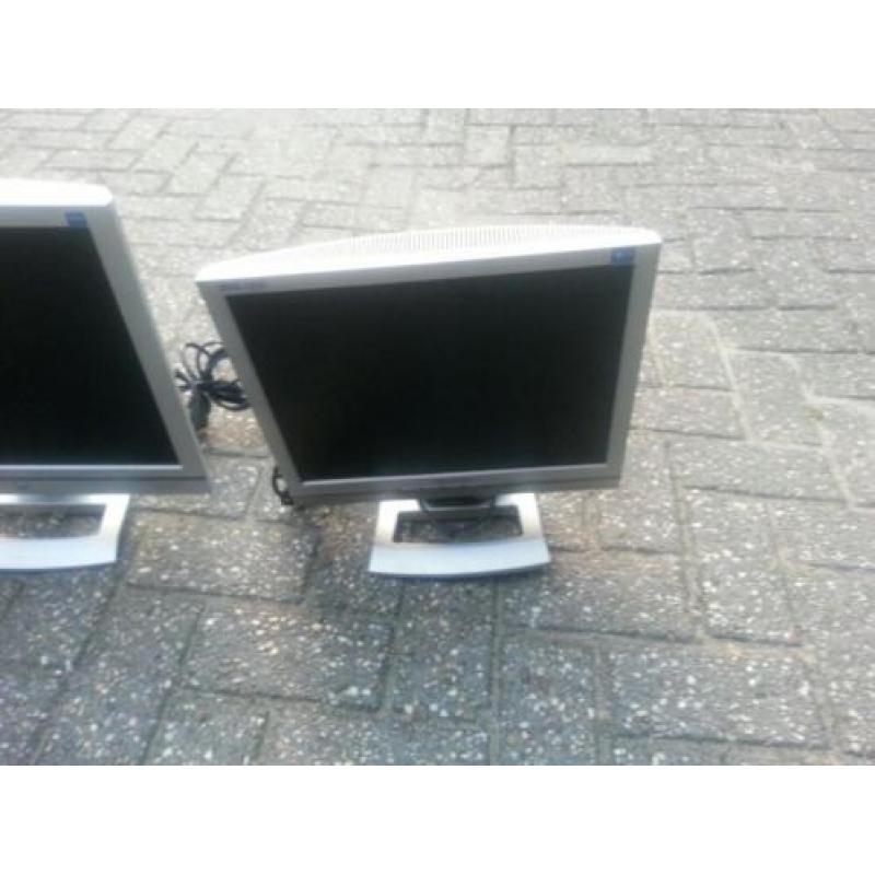 3 stuks medion computerschermen