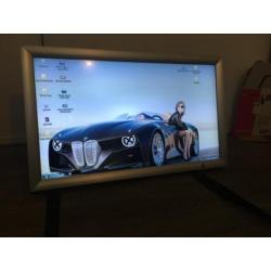 Narrowcasting scherm met ingebouwde pc. 40 inch .rvs lijst