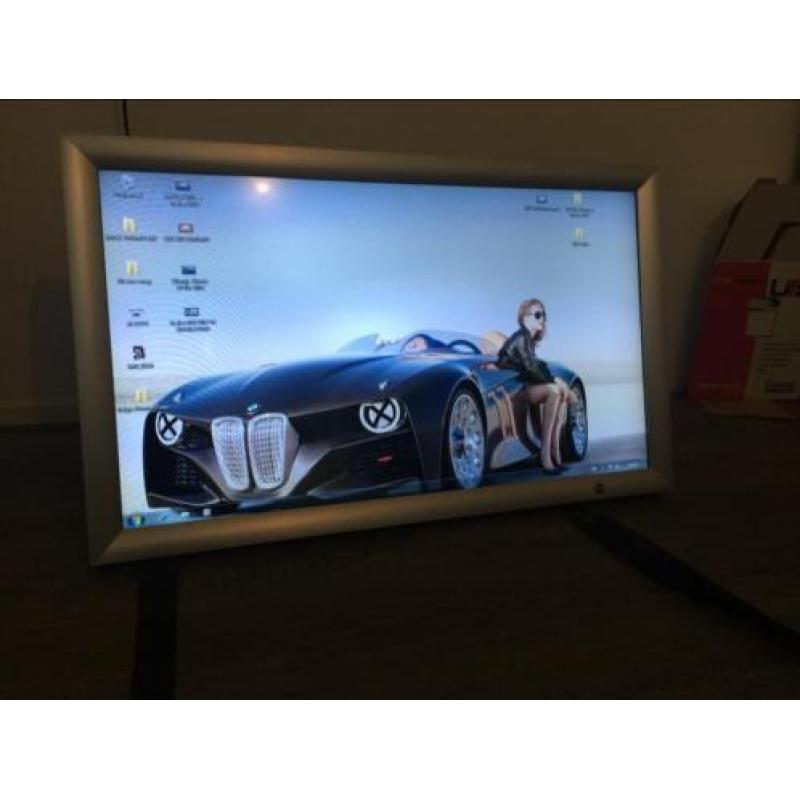 Narrowcasting scherm met ingebouwde pc. 40 inch .rvs lijst