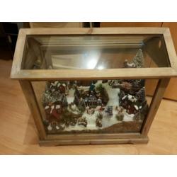 Mooi kerstdorp handwerk gedeeltelijk in vitrine plug&play