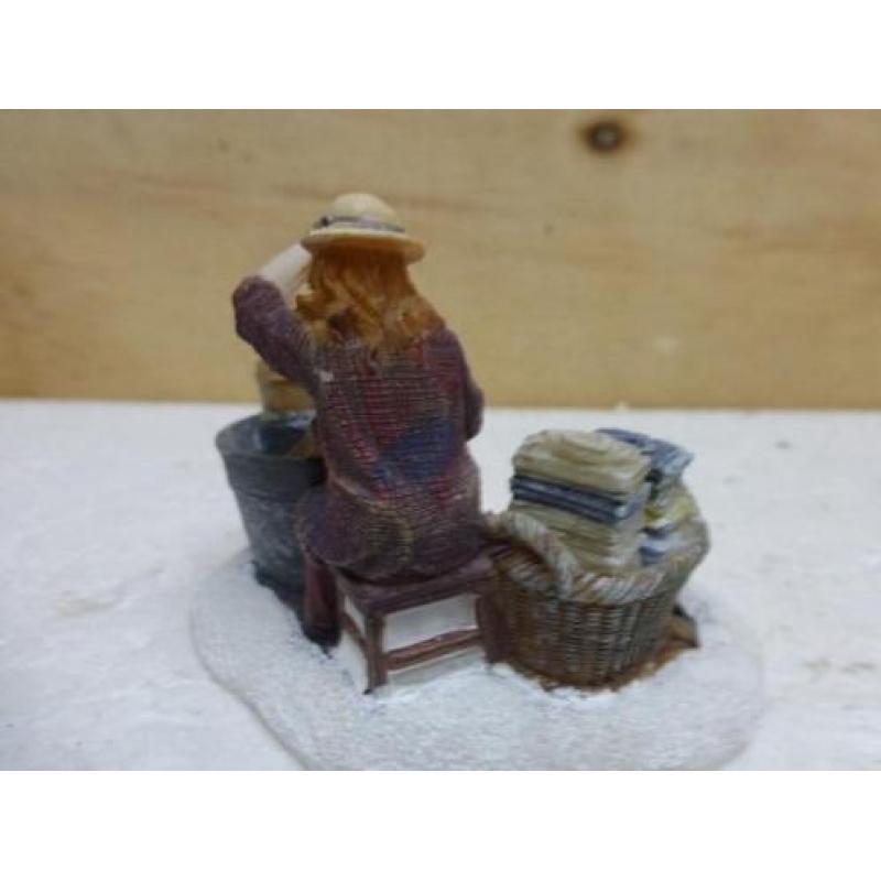 luville mom is doing hand wash kerstdorp figurine kerst