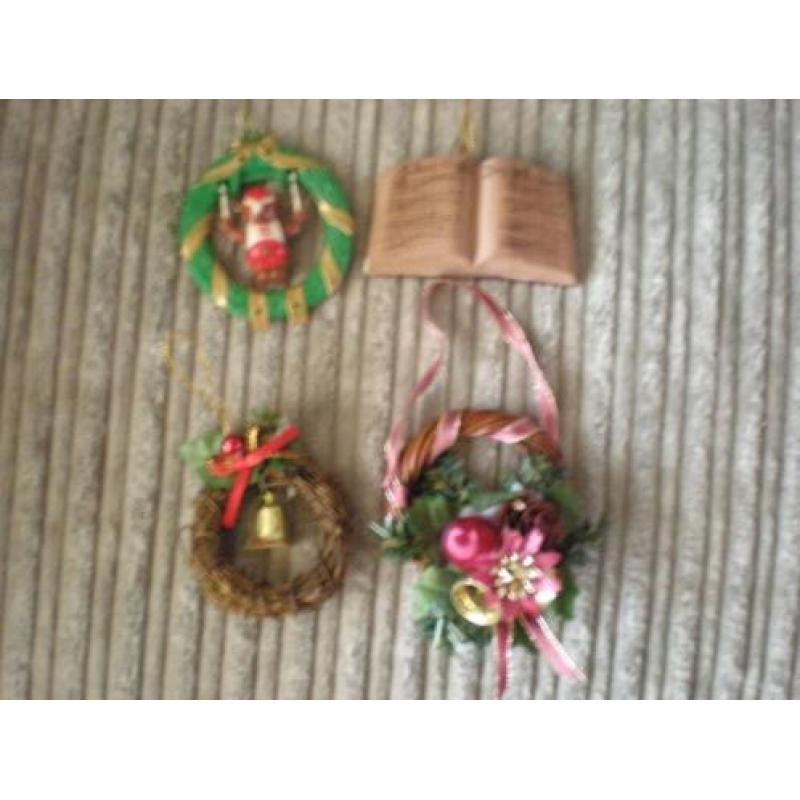 4 kerstballen. 3 in de vorm van een krans en 1 boekje.