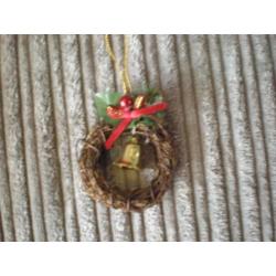 4 kerstballen. 3 in de vorm van een krans en 1 boekje.