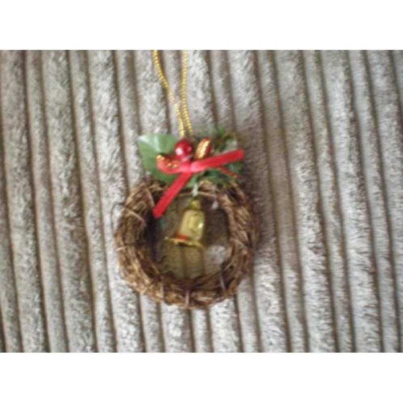 4 kerstballen. 3 in de vorm van een krans en 1 boekje.