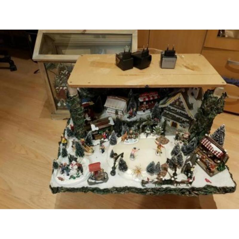 Mooi kerstdorp handwerk gedeeltelijk in vitrine plug&play
