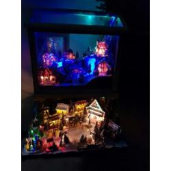 Mooi kerstdorp handwerk gedeeltelijk in vitrine plug&play