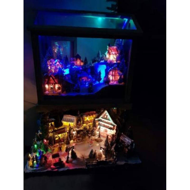 Mooi kerstdorp handwerk gedeeltelijk in vitrine plug&play
