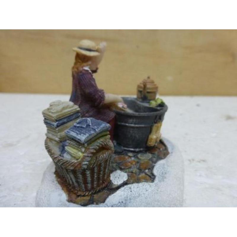 luville mom is doing hand wash kerstdorp figurine kerst