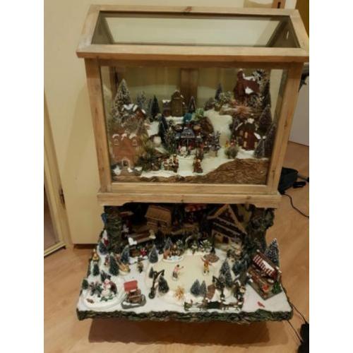 Mooi kerstdorp handwerk gedeeltelijk in vitrine plug&play