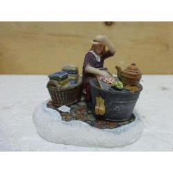 luville mom is doing hand wash kerstdorp figurine kerst