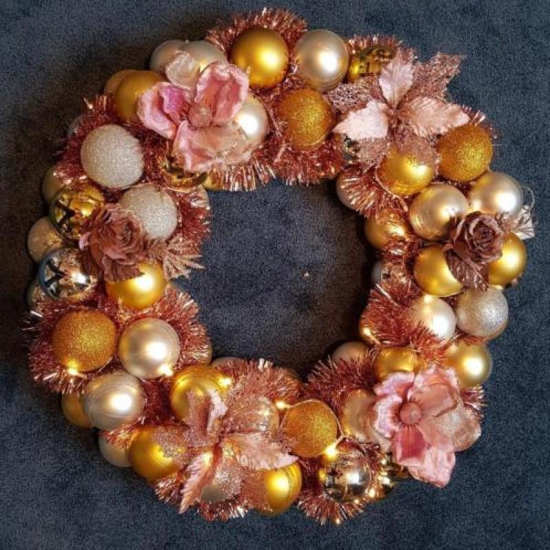 De koop mooie grote kerstkrans met verlichting.