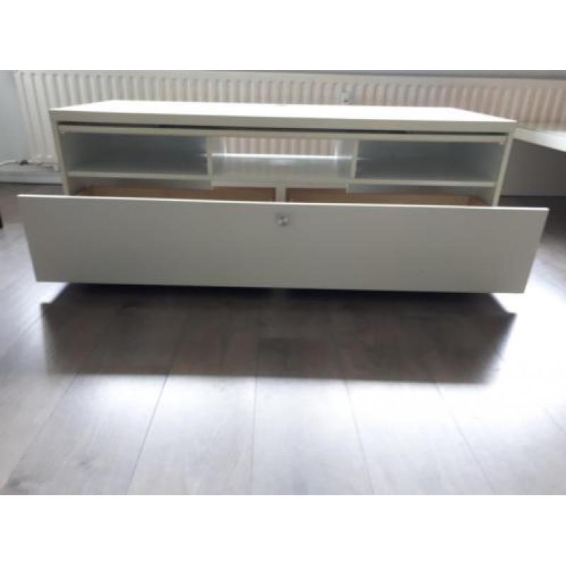 Strak wit tv meubel €30,00