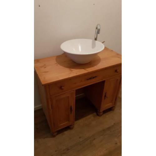 Houten wastafel met wasschaal wasbak