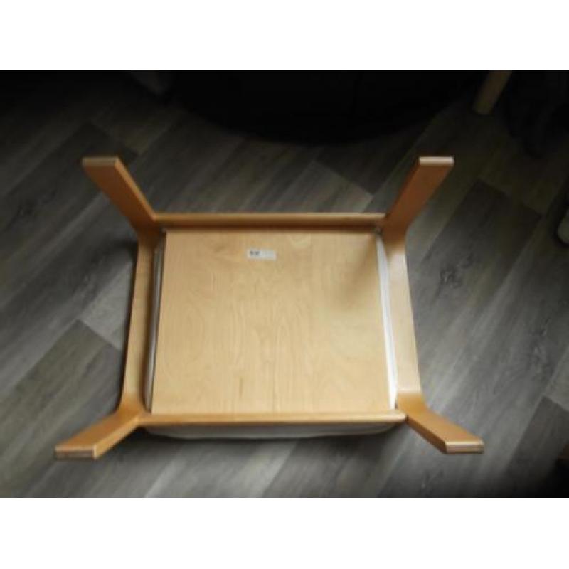 voetenbankje van IKEA met afneembare hoes van stof .
